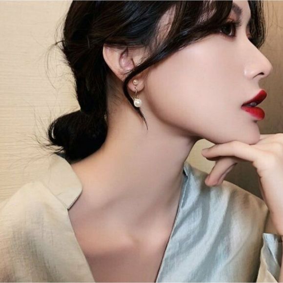 Elegant Gold and Pearl Drop Earrings - Picture 3 of 5